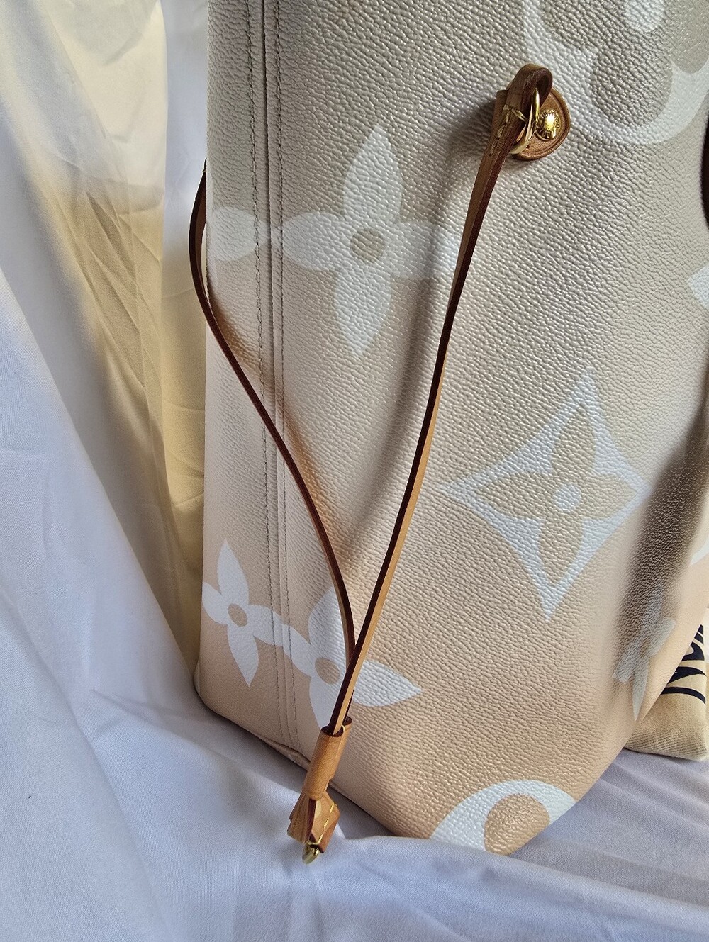 Louis Vuitton Neverfull MM Tote Bag from the limited-edition 2021 "By The Pool" - Picture 9 of 16
